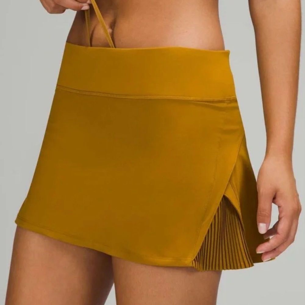 Lululemon Size 12 Gold - Play off the Pleat skirt
